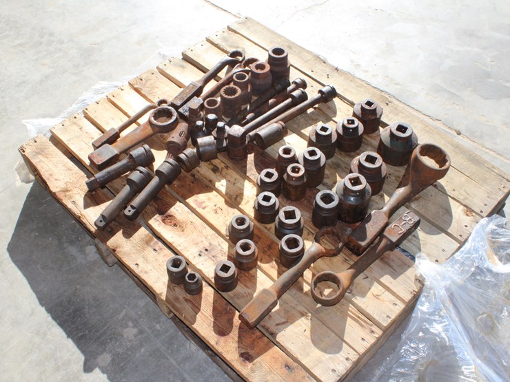 #1041-•-pallet-of-sockets,-extentions-and-hammer-wrenches-image-2