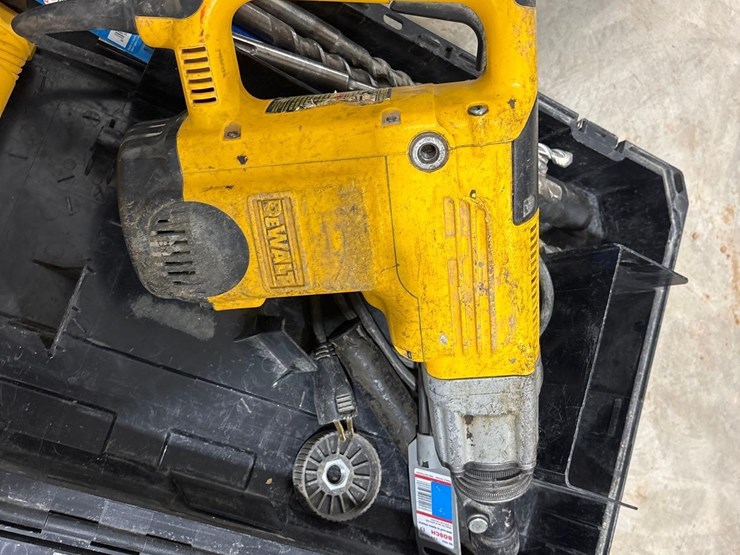 dewalt-d25650-rotary-hammer-drill-image-2