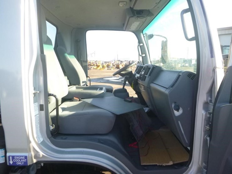 2018-isuzu-nqr-image-15