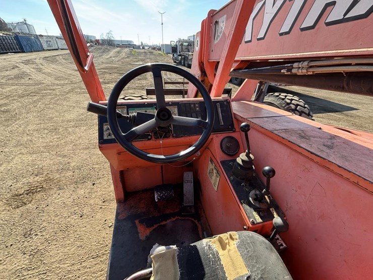 2005-jlg-8042-image-26