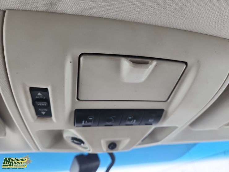 2009-chrysler-town-&-country-image-17