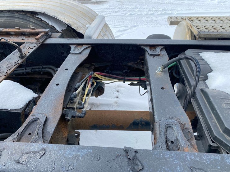 2005-sterling-at-9000-semi-tractor-image-14