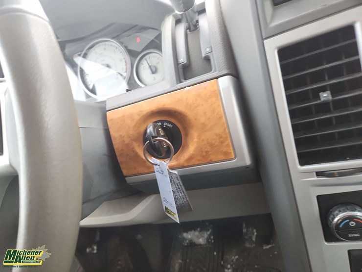 2009-chrysler-town-&-country-image-14