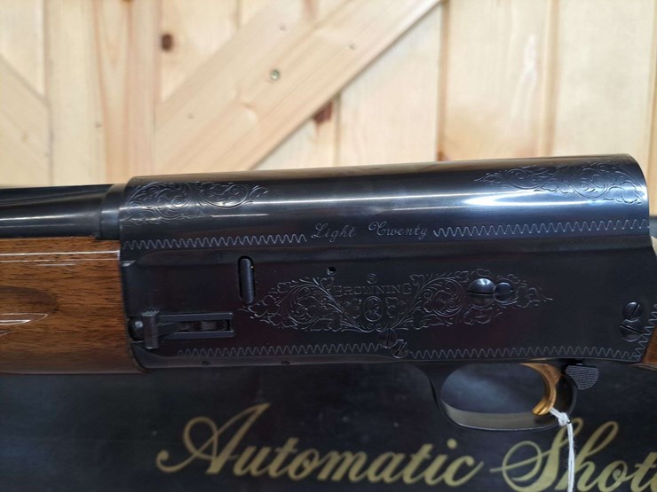browning-light-twenty-20-gauge-a5-semiauto-shotgun-image-17