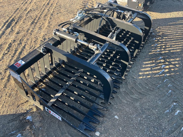 skid-steer-bucket-with-grapple-image-3