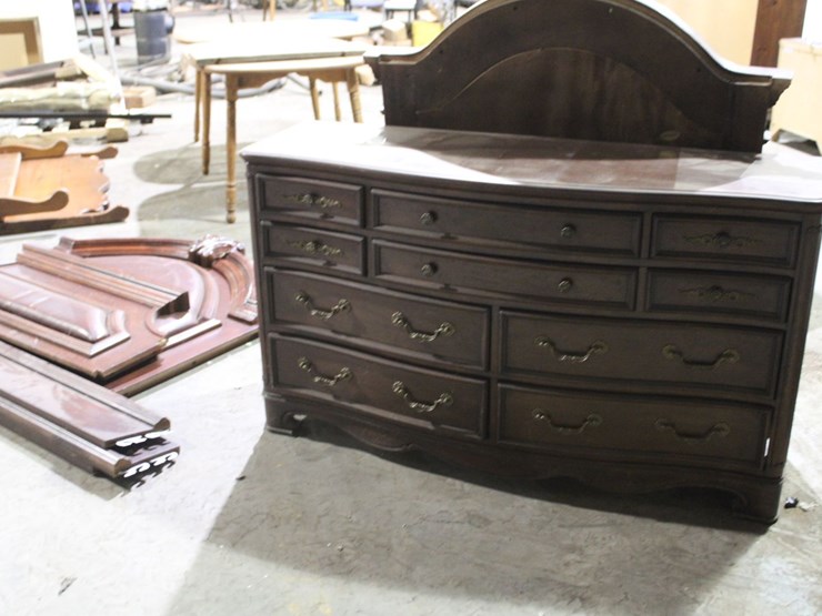 dresser-33-image-1