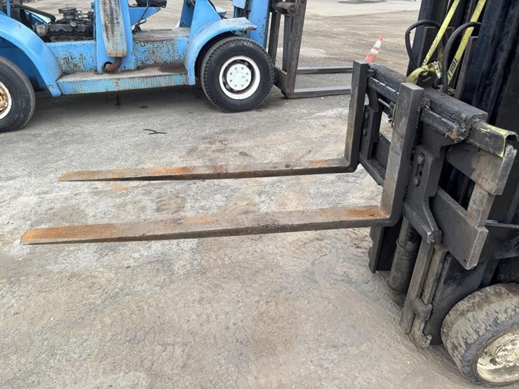 yale-glc080lgnae095-forklift-image-9