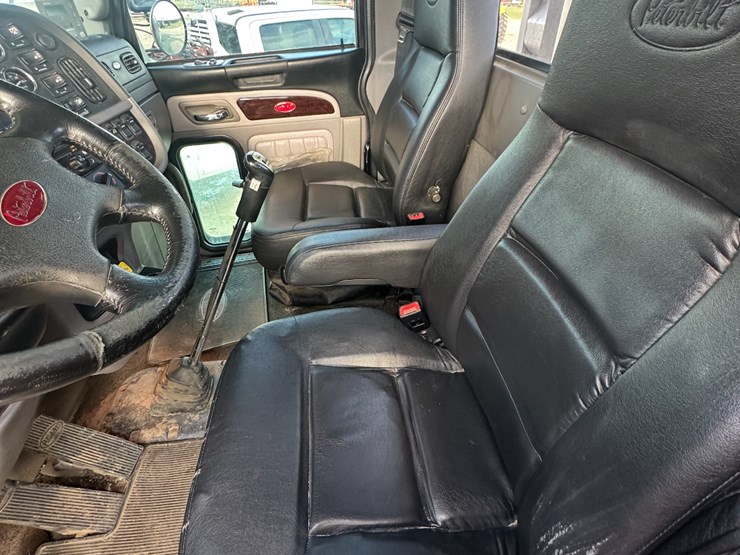 2019-peterbilt-389-image-5