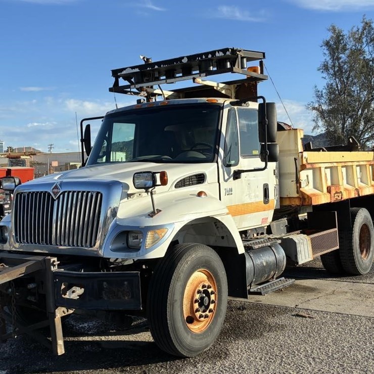2003 INTERNATIONAL 7400