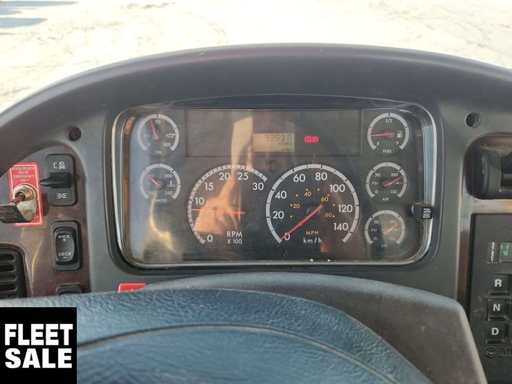 2008-freightliner-m2-106-image-18