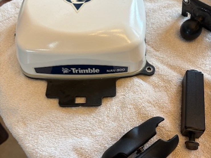 #4154-•-2023-trimble-gfx-1060-guidance-system-with-auto-steer-image-4