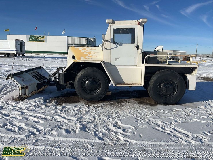 0-airport-tug-with-snow-plow-s/a-service-truck-image-6