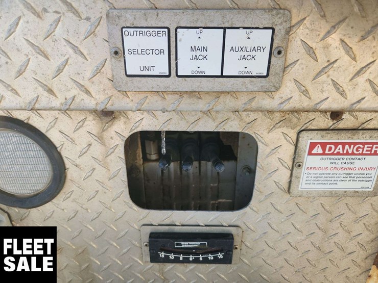 2008-freightliner-m2-106-image-43