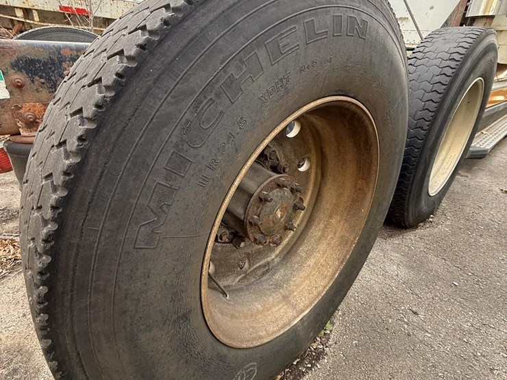 1997-freightliner-fld120-image-8