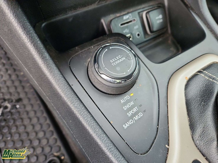 2016-jeep-cherokee-image-22