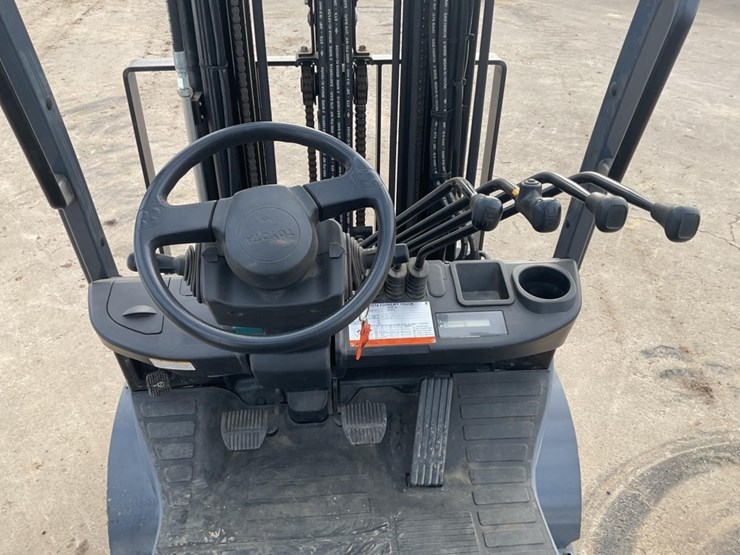 (inv.51000)-2016-toyota-8fdu18-diesel-forklift,-567-hours,-4000-cap,-3-stage-mast,-fork-positioner-image-8