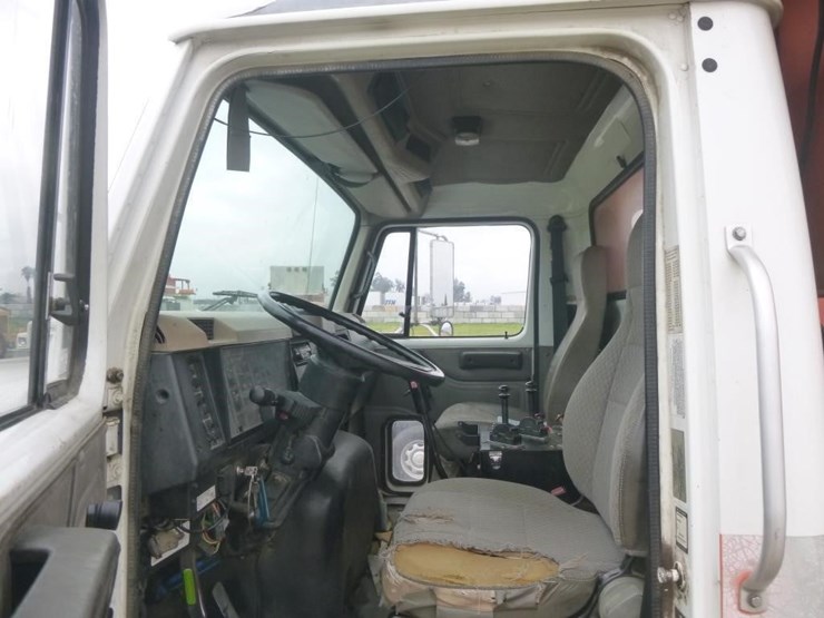 2002-international-2674-image-6