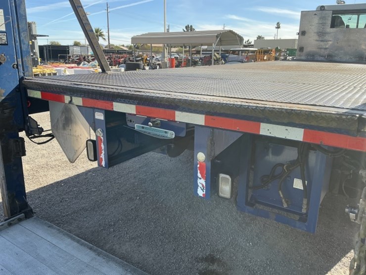 2007-peterbilt-335-image-11