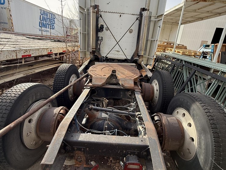 1997-freightliner-fld120-image-9