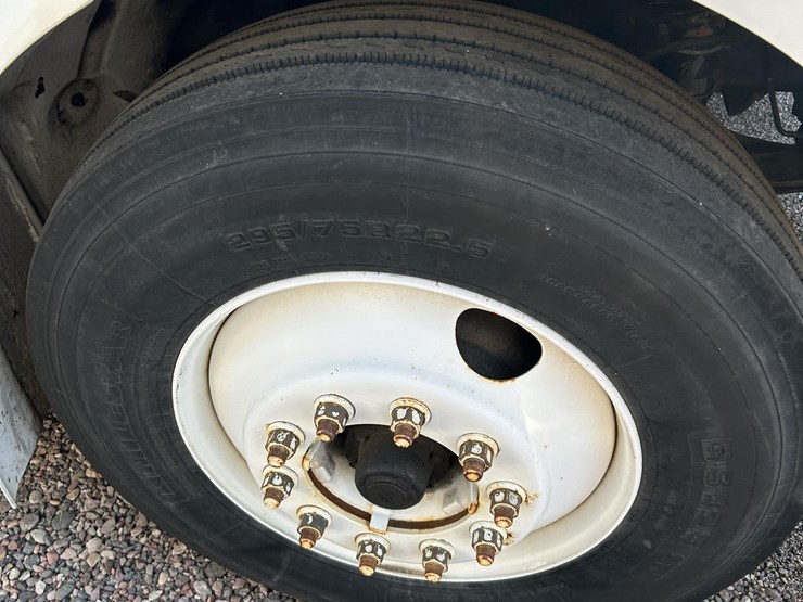 2007-freightliner-business-class-m2-106-image-4