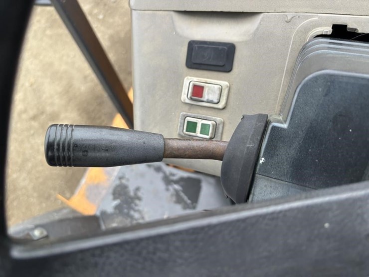 2011-case-570m-xt-image-32