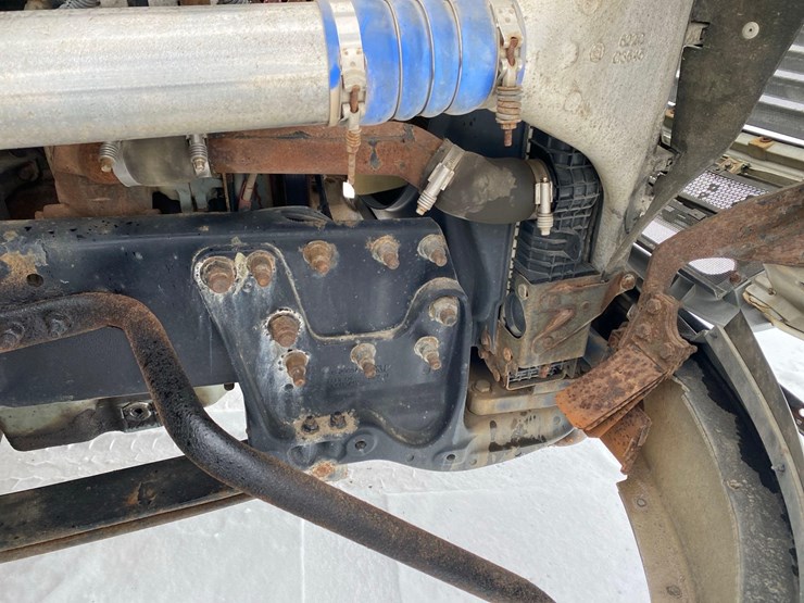 2005-sterling-at-9000-semi-tractor-image-28