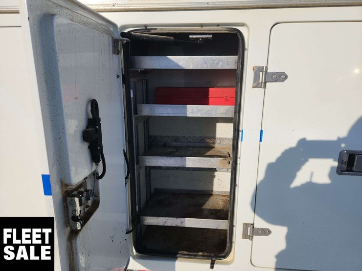 2008-freightliner-m2-106-image-32