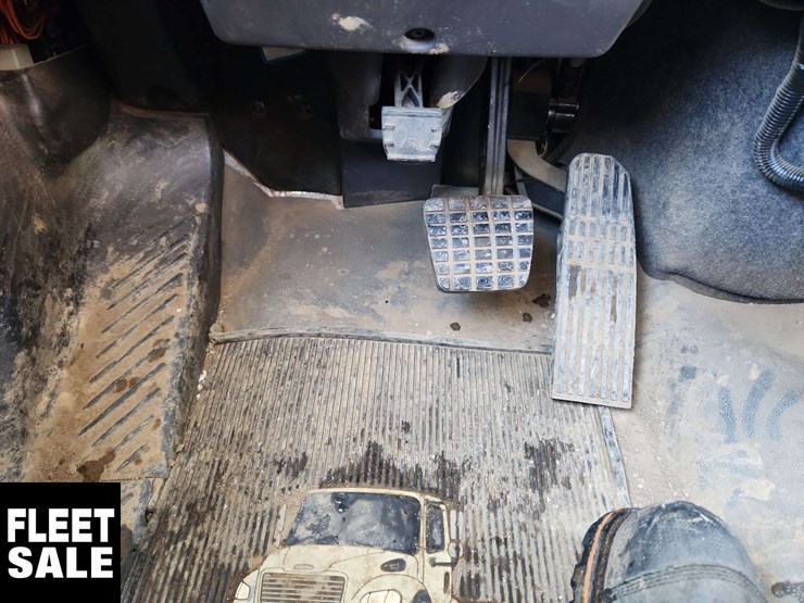 2008-freightliner-m2-106-image-24