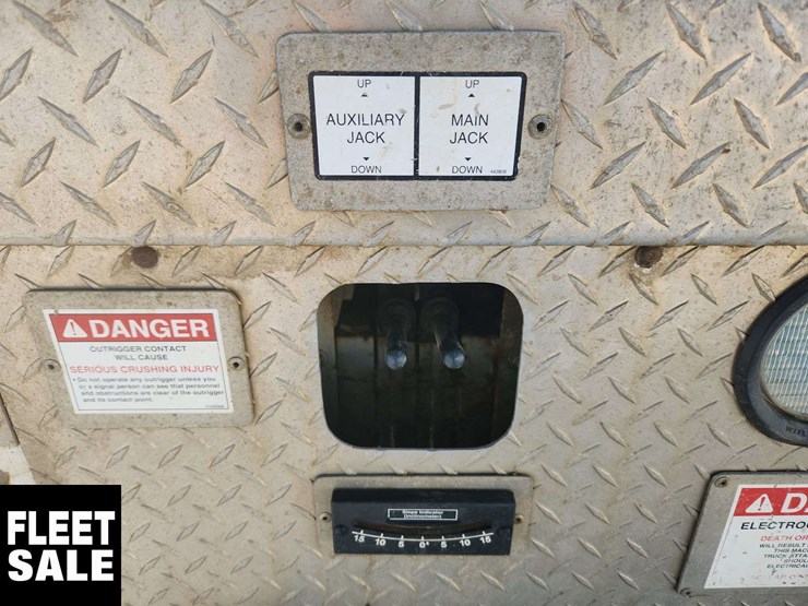 2008-freightliner-m2-106-image-44