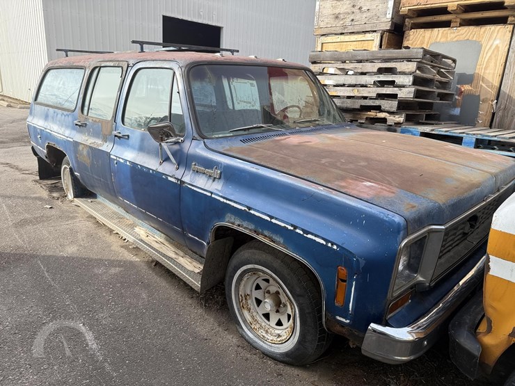 1973-chevrolet-suburban-image-1