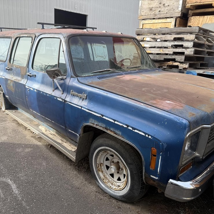 1973 CHEVROLET SUBURBAN