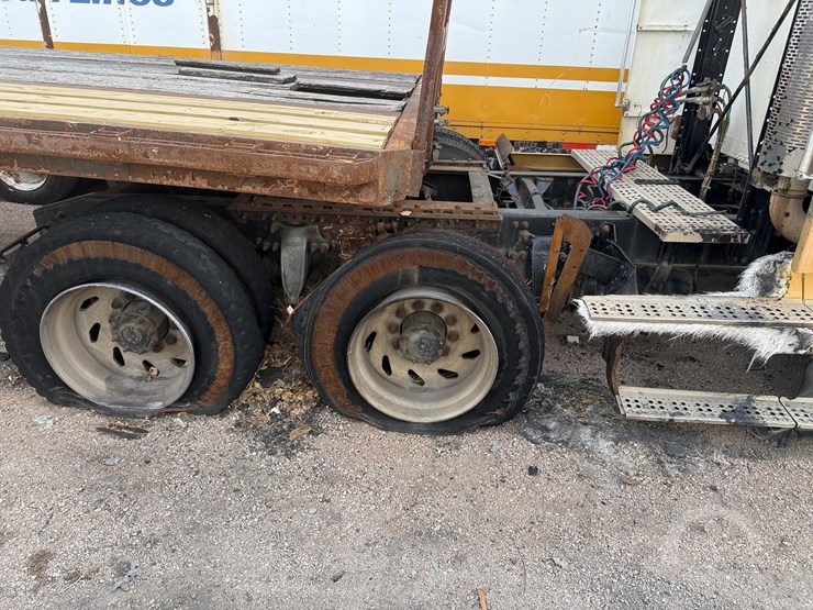 1988-freightliner-flc120-image-11