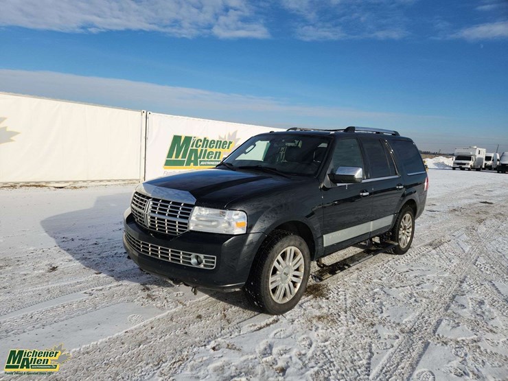 2013-lincoln-navigator-image-1
