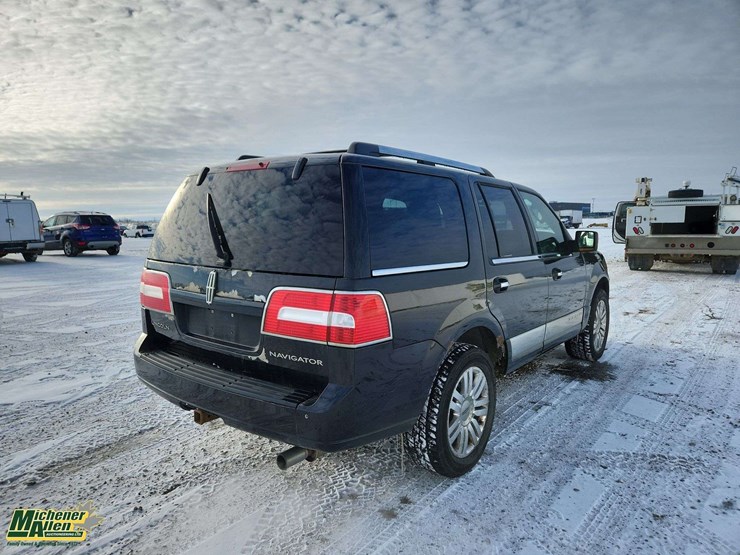 2013-lincoln-navigator-image-3