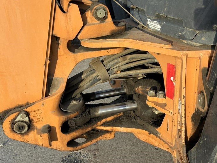 2017-case-580sn-image-14