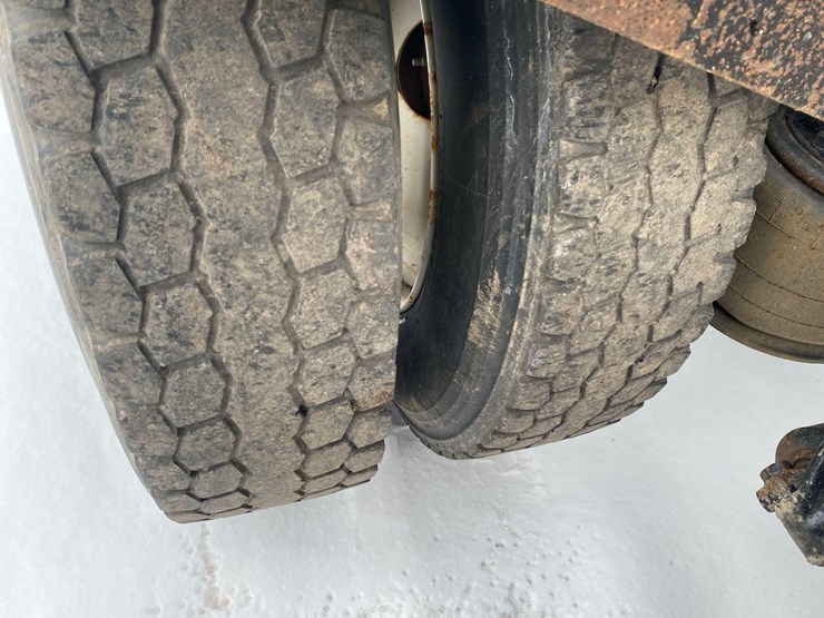 2005-sterling-at-9000-semi-tractor-image-44