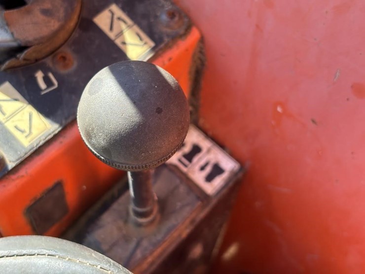 2005-jlg-8042-image-35