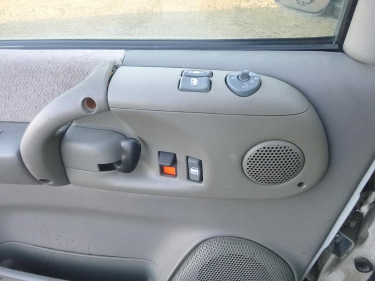 2000-chevrolet-astro-image-17