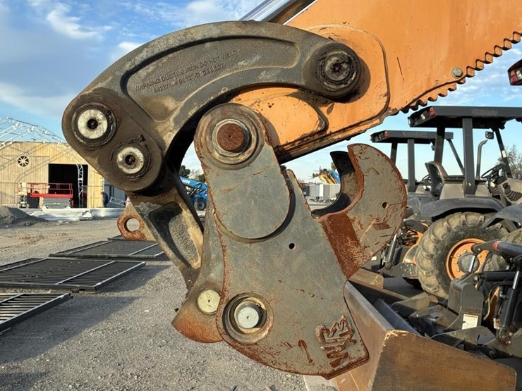 2017-case-580sn-image-16