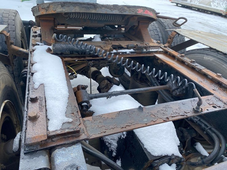 2005-sterling-at-9000-semi-tractor-image-15