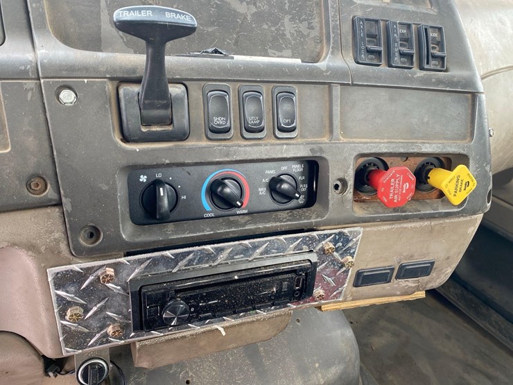 2005-sterling-at-9000-semi-tractor-image-39