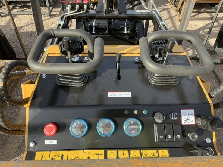 2025-agt-mx-crt23-stand-up-skid-steer-image-8