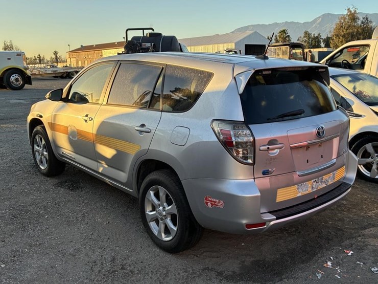 2014-toyota-rav4-image-4