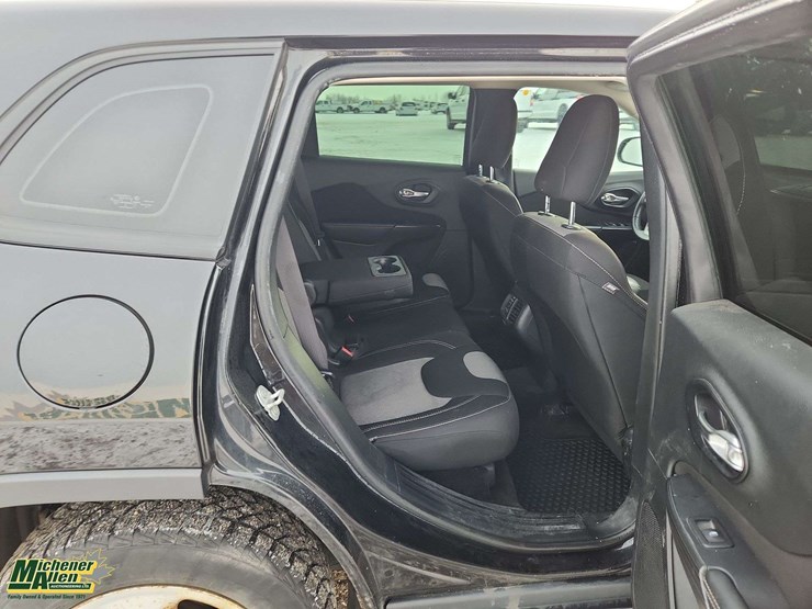 2016-jeep-cherokee-image-17