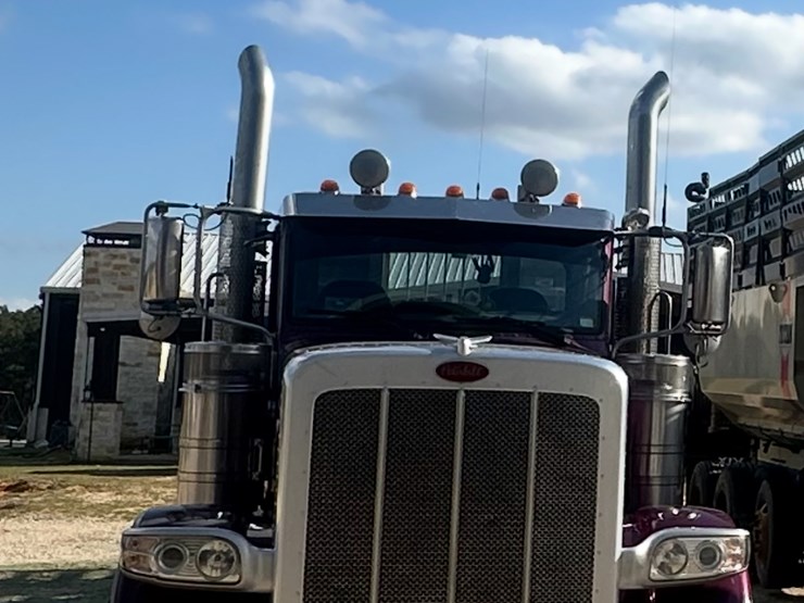 2019-peterbilt-389-image-3