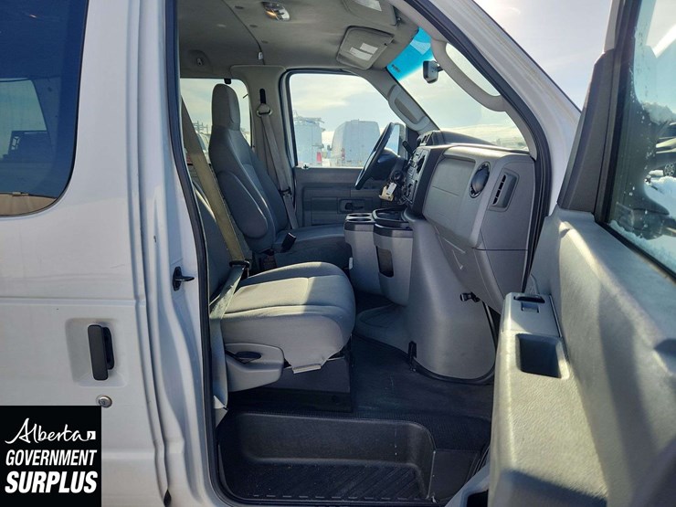 2014-ford-cargo-image-17