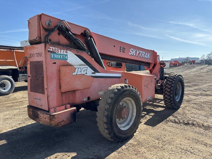 2005-jlg-8042-image-3