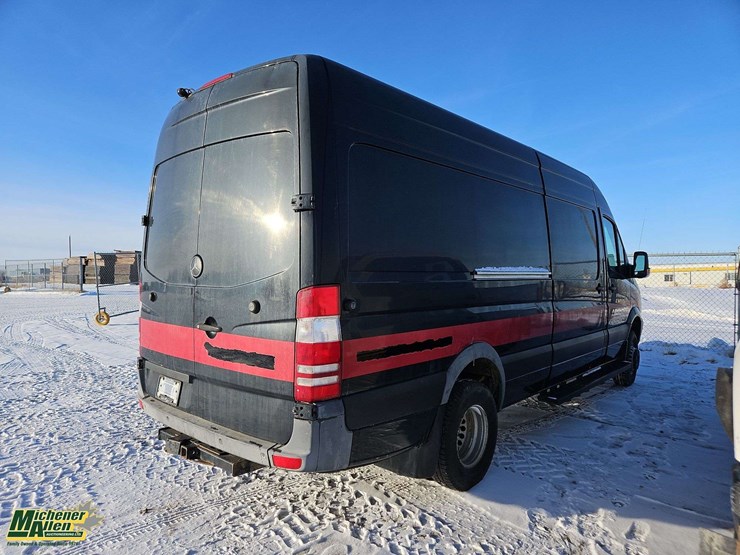 2015-mercedes-benz-sprinter-3500-image-26