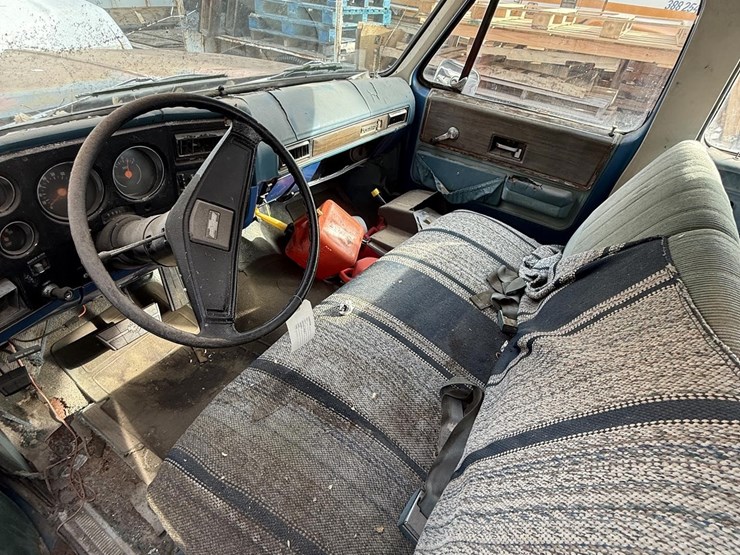 1973-chevrolet-suburban-image-10