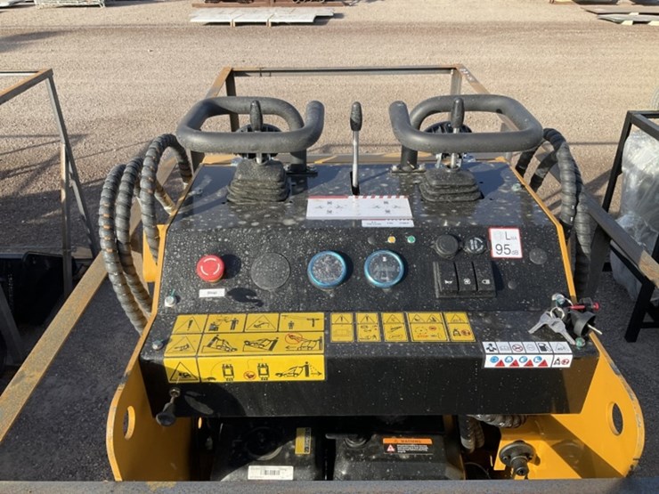 2025-agt-mx-mrt14-stand-up-skid-steer-image-9